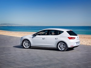 SEAT-LEON-WHITE-003