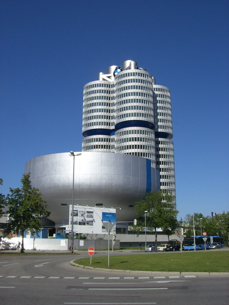 München_-_BMW-Hauptverwaltung_mit_BMW-Museum