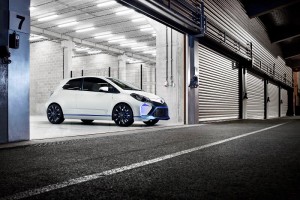 Toyota-Yaris-Hybrid-R-Concept-10[2]